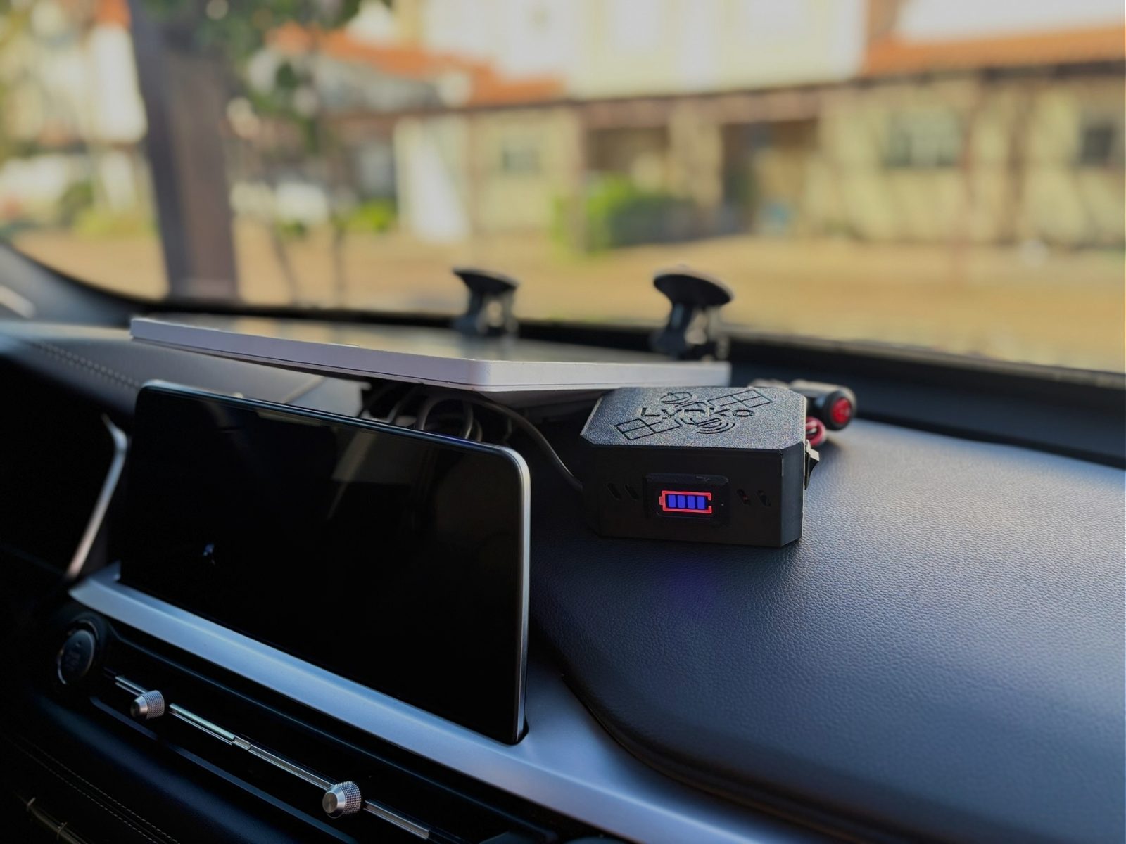 Starlink Mini no suporte Lynko sobre o painel, ligada à fonte com bateria