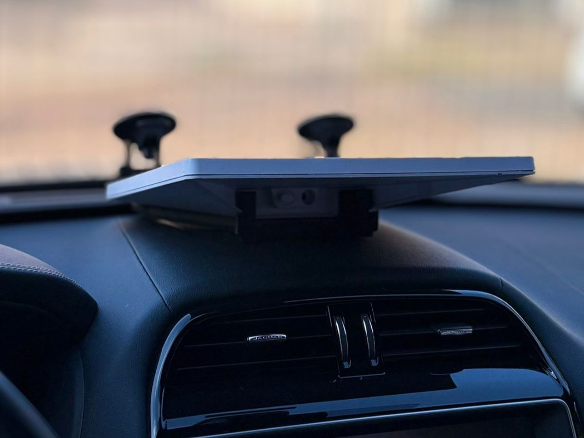 Starlink Mini presa no suporte interno Lynko, com ventosas no para-brisa